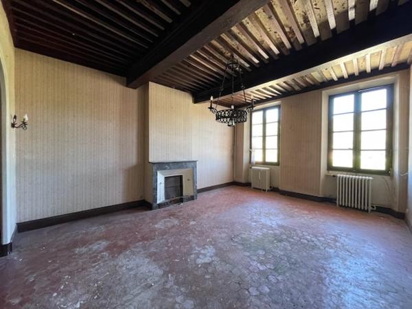 TROIS LOGEMENTS À RENOVER AVEC GARAGES ET CAVES
