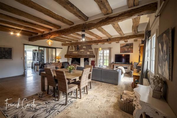 Maison de caractère sur près de 2000 m² de terrain, avec vue dégagée sur la campagne