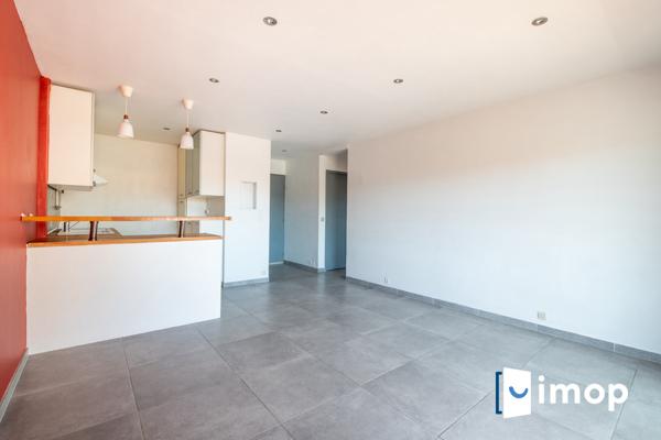 Grand 2 pièces avec balcon et parking