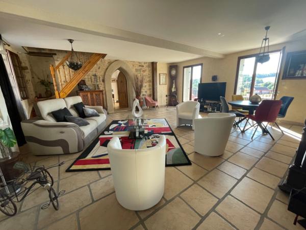 SCIERIE ET MAISON SUR 106 M², L’ENSEMBLE SUR 25000 M² DE TERRAIN AVEC GRANGES ET ANNEXES >