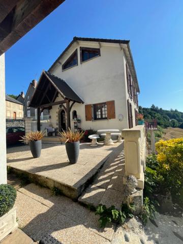 SCIERIE ET MAISON SUR 106 M², L’ENSEMBLE SUR 25000 M² DE TERRAIN AVEC GRANGES ET ANNEXES >