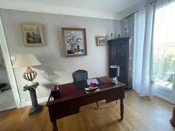 SCIERIE ET MAISON SUR 106 M², L’ENSEMBLE SUR 25000 M² DE TERRAIN AVEC GRANGES ET ANNEXES >