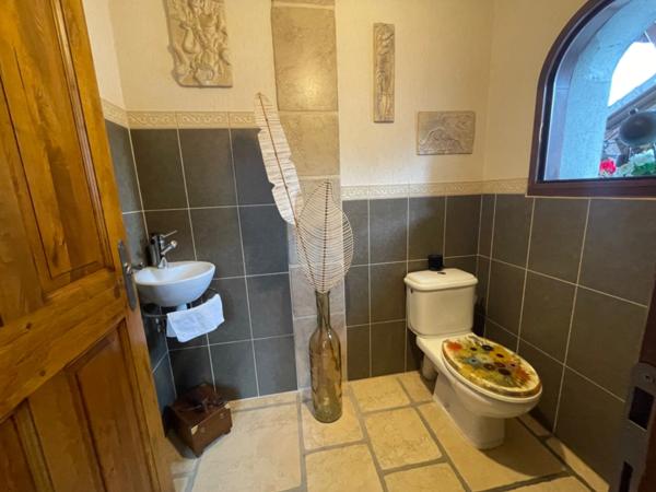 SCIERIE ET MAISON SUR 106 M², L’ENSEMBLE SUR 25000 M² DE TERRAIN AVEC GRANGES ET ANNEXES >