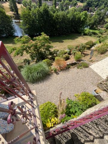 SCIERIE ET MAISON SUR 106 M², L’ENSEMBLE SUR 25000 M² DE TERRAIN AVEC GRANGES ET ANNEXES >