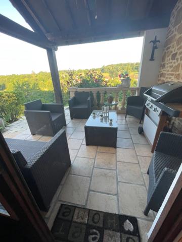 SCIERIE ET MAISON SUR 106 M², L’ENSEMBLE SUR 25000 M² DE TERRAIN AVEC GRANGES ET ANNEXES >