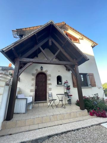 SCIERIE ET MAISON SUR 106 M², L’ENSEMBLE SUR 25000 M² DE TERRAIN AVEC GRANGES ET ANNEXES >