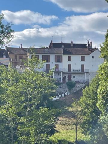 SCIERIE ET MAISON SUR 106 M², L’ENSEMBLE SUR 25000 M² DE TERRAIN AVEC GRANGES ET ANNEXES >