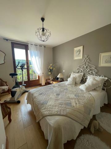 SCIERIE ET MAISON SUR 106 M², L’ENSEMBLE SUR 25000 M² DE TERRAIN AVEC GRANGES ET ANNEXES >