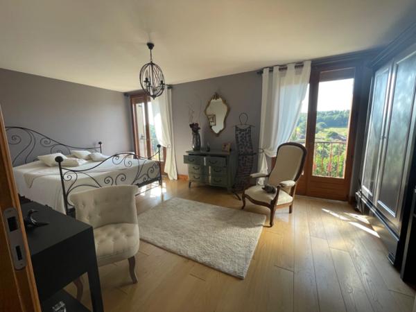 SCIERIE ET MAISON SUR 106 M², L’ENSEMBLE SUR 25000 M² DE TERRAIN AVEC GRANGES ET ANNEXES >