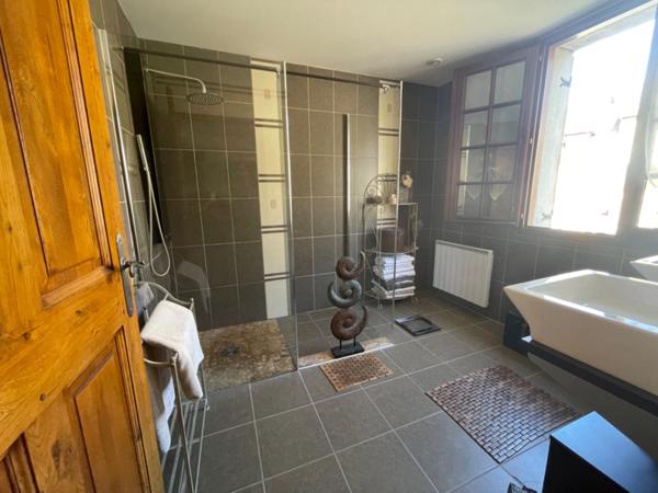 SCIERIE ET MAISON SUR 106 M², L’ENSEMBLE SUR 25000 M² DE TERRAIN AVEC GRANGES ET ANNEXES >