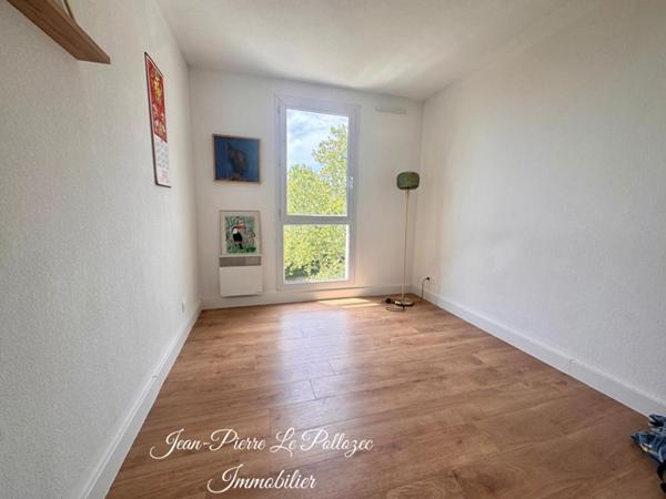 Appartement rénové avec terrasse et garage