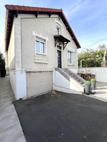 VILLEMOMBLE (93250) - Secteur Foch / François Coppé -  Edifiée sur un sous-sol total, cette charmante maison de 110 m² est implantée sur un terrain de 300 m², sans vis-à-vis, à proximité des écoles et des transports, elle se compose :
Au rez-de-chaussée : une entrée, un séjour avec accès direct jardin et terrasse, une cuisine ouverte équipée, une salle à manger, un salon, une chambre et une salle de bains avec wc.
À l’étage, vous trouverez trois chambres dont une avec dressing ainsi qu’une salle d’eau avec wc.
Le sous-sol total offre un garage, une chaufferie/buanderie, un espace de stockage ainsi qu’une grande pièce.
Vous profiterez également d’un agréable jardin sans vis-à-vis, exposé SUD, idéal pour profiter pleinement des beaux jours.
À vos téléphones 06.15.27.05.36