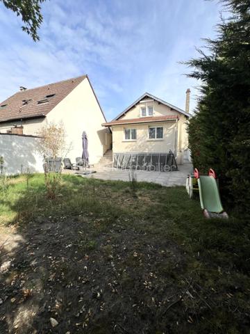 VILLEMOMBLE (93250) - Secteur Foch / François Coppé -  Edifiée sur un sous-sol total, cette charmante maison de 110 m² est implantée sur un terrain de 300 m², sans vis-à-vis, à proximité des écoles et des transports, elle se compose :
Au rez-de-chaussée : une entrée, un séjour avec accès direct jardin et terrasse, une cuisine ouverte équipée, une salle à manger, un salon, une chambre et une salle de bains avec wc.
À l’étage, vous trouverez trois chambres dont une avec dressing ainsi qu’une salle d’eau avec wc.
Le sous-sol total offre un garage, une chaufferie/buanderie, un espace de stockage ainsi qu’une grande pièce.
Vous profiterez également d’un agréable jardin sans vis-à-vis, exposé SUD, idéal pour profiter pleinement des beaux jours.
À vos téléphones 06.15.27.05.36