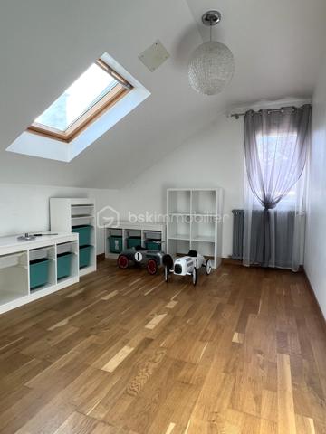 VILLEMOMBLE (93250) - Secteur Foch / François Coppé -  Edifiée sur un sous-sol total, cette charmante maison de 110 m² est implantée sur un terrain de 300 m², sans vis-à-vis, à proximité des écoles et des transports, elle se compose :
Au rez-de-chaussée : une entrée, un séjour avec accès direct jardin et terrasse, une cuisine ouverte équipée, une salle à manger, un salon, une chambre et une salle de bains avec wc.
À l’étage, vous trouverez trois chambres dont une avec dressing ainsi qu’une salle d’eau avec wc.
Le sous-sol total offre un garage, une chaufferie/buanderie, un espace de stockage ainsi qu’une grande pièce.
Vous profiterez également d’un agréable jardin sans vis-à-vis, exposé SUD, idéal pour profiter pleinement des beaux jours.
À vos téléphones 06.15.27.05.36