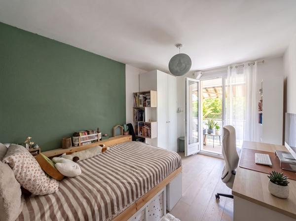 Septèmes-les-Vallons -Très bel appartement 4 pièces entièrement rénovée avec balcon et parking sécurisée