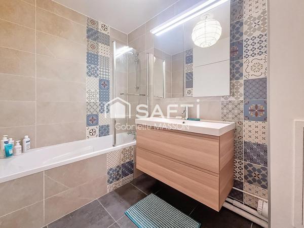 Appartement avec balcon, cave et parking