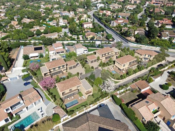 Sanary-sur-Mer (83110) VILLA T5 - 138M2 - PISCINE - GARAGE- PLAGE A 10MN A PIED