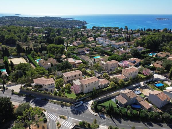 Sanary-sur-Mer (83110) VILLA T5 - 138M2 - PISCINE - GARAGE- PLAGE A 10MN A PIED