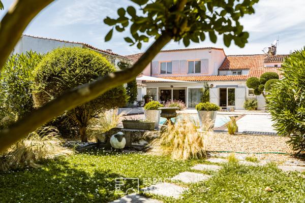 Bâtisse d’époque et de caractère en coeur de village