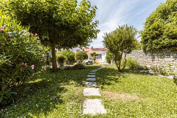 Bâtisse d’époque et de caractère en coeur de village