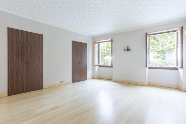 Maison de ville 110m², terrasse, garages et jardin - REF. VM443