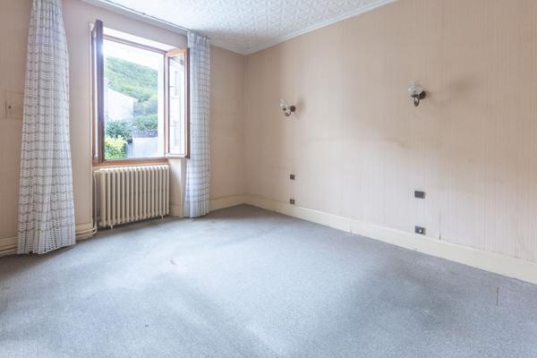 Maison de ville 110m², terrasse, garages et jardin - REF. VM443