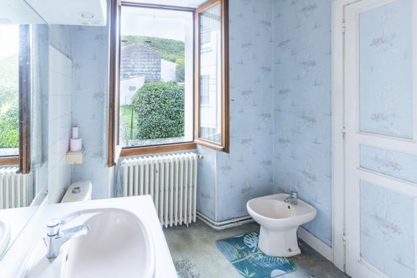 Maison de ville 110m², terrasse, garages et jardin - REF. VM443