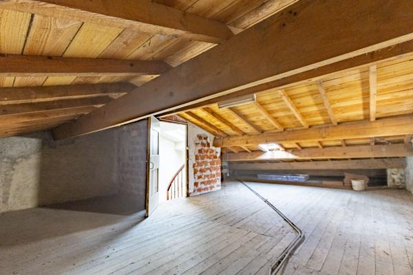 Maison de ville 110m², terrasse, garages et jardin - REF. VM443