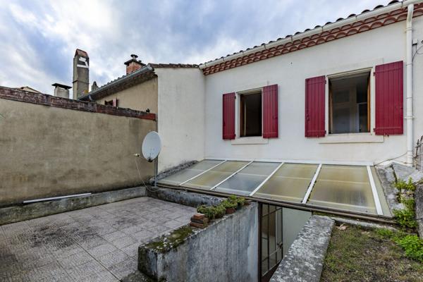 Maison de ville 110m², terrasse, garages et jardin - REF. VM443