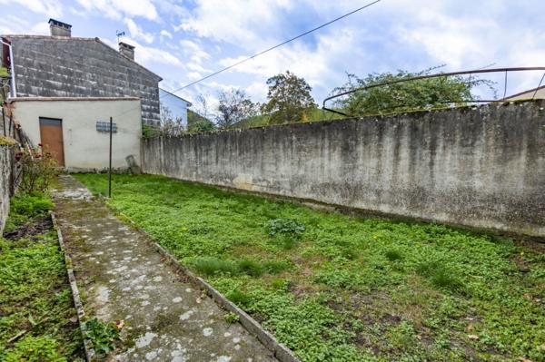 Maison de ville 110m², terrasse, garages et jardin - REF. VM443