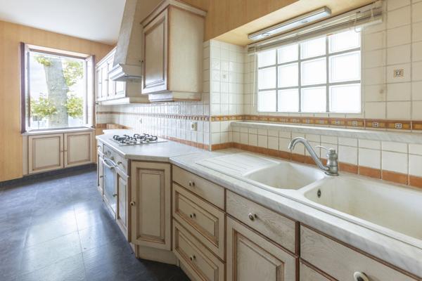 Maison de ville 110m², terrasse, garages et jardin - REF. VM443