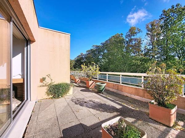 Nantes Hippodrome : En vente exclusive ! Dernier étage vue sur l'Hippodrome, T5 de 3 chambres, traversant, double terrasse, 2 parkings, cave, rare sur le secteur !