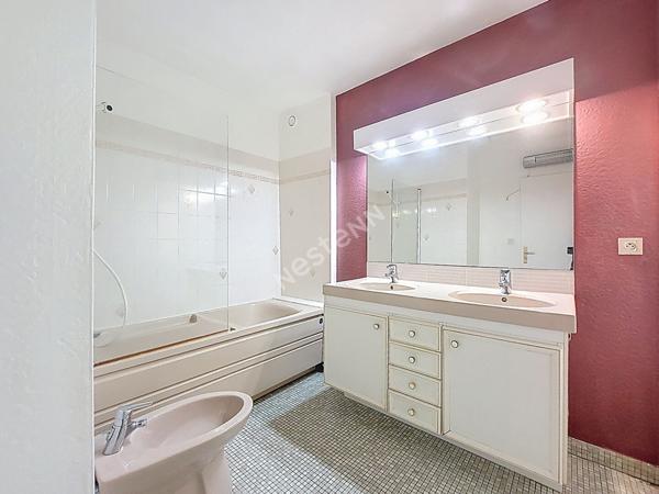 Nantes Hippodrome : En vente exclusive ! Dernier étage vue sur l'Hippodrome, T5 de 3 chambres, traversant, double terrasse, 2 parkings, cave, rare sur le secteur !