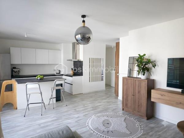 Situé dans une résidence récente de standing construite en 2020, découvrez ce magnifique appartement 4 pièces en parfait état. Alliant confort moderne, excellentes performances énergétiques et finitions de qualité, ce bien est idéal pour une vie de famille sereine.

​🏡 Un intérieur lumineux et parfaitement agencé :
-​Pièce de vie : Un agréable séjour de 30 m² baigné de lumière, avec sa cuisine ouverte moderne et entièrement équipée.
-​Espace nuit : 3 belles chambres, dont une suite parentale de 12 m² avec sa salle de bains privative, et deux chambres de 11 m².
​-Salles d'eau : Une seconde salle de bains indépendante pour optimiser le confort au quotidien.
-​WC : Séparés.

​☀️ Les extérieurs et annexes :
​-Balcons : Deux espaces extérieurs totalisant 17 m², parfaits pour vos moments de détente en plein air.
-​En sous-sol : Une cave saine et une place de stationnement privative sécurisée.

​📍 Une localisation recherchée :
Idéalement situé à Châtenay-Malabry, l'appartement bénéficie d'une proximité immédiate avec les commerces, les écoles, les espaces verts et les équipements sportifs. Accès rapide aux transports pour rejoindre Paris et les communes limitrophes.

​✨ Les plus : Résidence sous garantie décennale, faibles charges énergétiques grâce à l'isolation récente, aucun travaux à prévoir.

​Une opportunité rare sur le secteur.
Une visite s'impose !