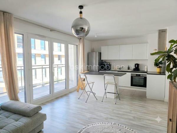 Situé dans une résidence récente de standing construite en 2020, découvrez ce magnifique appartement 4 pièces en parfait état. Alliant confort moderne, excellentes performances énergétiques et finitions de qualité, ce bien est idéal pour une vie de famille sereine.

​🏡 Un intérieur lumineux et parfaitement agencé :
-​Pièce de vie : Un agréable séjour de 30 m² baigné de lumière, avec sa cuisine ouverte moderne et entièrement équipée.
-​Espace nuit : 3 belles chambres, dont une suite parentale de 12 m² avec sa salle de bains privative, et deux chambres de 11 m².
​-Salles d'eau : Une seconde salle de bains indépendante pour optimiser le confort au quotidien.
-​WC : Séparés.

​☀️ Les extérieurs et annexes :
​-Balcons : Deux espaces extérieurs totalisant 17 m², parfaits pour vos moments de détente en plein air.
-​En sous-sol : Une cave saine et une place de stationnement privative sécurisée.

​📍 Une localisation recherchée :
Idéalement situé à Châtenay-Malabry, l'appartement bénéficie d'une proximité immédiate avec les commerces, les écoles, les espaces verts et les équipements sportifs. Accès rapide aux transports pour rejoindre Paris et les communes limitrophes.

​✨ Les plus : Résidence sous garantie décennale, faibles charges énergétiques grâce à l'isolation récente, aucun travaux à prévoir.

​Une opportunité rare sur le secteur.
Une visite s'impose !