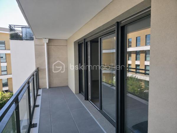 Situé dans une résidence récente de standing construite en 2020, découvrez ce magnifique appartement 4 pièces en parfait état. Alliant confort moderne, excellentes performances énergétiques et finitions de qualité, ce bien est idéal pour une vie de famille sereine.

​🏡 Un intérieur lumineux et parfaitement agencé :
-​Pièce de vie : Un agréable séjour de 30 m² baigné de lumière, avec sa cuisine ouverte moderne et entièrement équipée.
-​Espace nuit : 3 belles chambres, dont une suite parentale de 12 m² avec sa salle de bains privative, et deux chambres de 11 m².
​-Salles d'eau : Une seconde salle de bains indépendante pour optimiser le confort au quotidien.
-​WC : Séparés.

​☀️ Les extérieurs et annexes :
​-Balcons : Deux espaces extérieurs totalisant 17 m², parfaits pour vos moments de détente en plein air.
-​En sous-sol : Une cave saine et une place de stationnement privative sécurisée.

​📍 Une localisation recherchée :
Idéalement situé à Châtenay-Malabry, l'appartement bénéficie d'une proximité immédiate avec les commerces, les écoles, les espaces verts et les équipements sportifs. Accès rapide aux transports pour rejoindre Paris et les communes limitrophes.

​✨ Les plus : Résidence sous garantie décennale, faibles charges énergétiques grâce à l'isolation récente, aucun travaux à prévoir.

​Une opportunité rare sur le secteur.
Une visite s'impose !