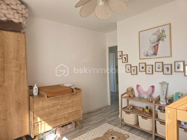 Situé dans une résidence récente de standing construite en 2020, découvrez ce magnifique appartement 4 pièces en parfait état. Alliant confort moderne, excellentes performances énergétiques et finitions de qualité, ce bien est idéal pour une vie de famille sereine.

​🏡 Un intérieur lumineux et parfaitement agencé :
-​Pièce de vie : Un agréable séjour de 30 m² baigné de lumière, avec sa cuisine ouverte moderne et entièrement équipée.
-​Espace nuit : 3 belles chambres, dont une suite parentale de 12 m² avec sa salle de bains privative, et deux chambres de 11 m².
​-Salles d'eau : Une seconde salle de bains indépendante pour optimiser le confort au quotidien.
-​WC : Séparés.

​☀️ Les extérieurs et annexes :
​-Balcons : Deux espaces extérieurs totalisant 17 m², parfaits pour vos moments de détente en plein air.
-​En sous-sol : Une cave saine et une place de stationnement privative sécurisée.

​📍 Une localisation recherchée :
Idéalement situé à Châtenay-Malabry, l'appartement bénéficie d'une proximité immédiate avec les commerces, les écoles, les espaces verts et les équipements sportifs. Accès rapide aux transports pour rejoindre Paris et les communes limitrophes.

​✨ Les plus : Résidence sous garantie décennale, faibles charges énergétiques grâce à l'isolation récente, aucun travaux à prévoir.

​Une opportunité rare sur le secteur.
Une visite s'impose !