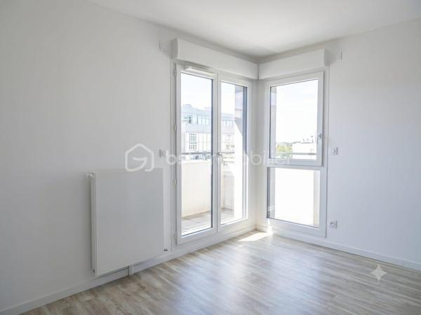 Situé dans une résidence récente de standing construite en 2020, découvrez ce magnifique appartement 4 pièces en parfait état. Alliant confort moderne, excellentes performances énergétiques et finitions de qualité, ce bien est idéal pour une vie de famille sereine.

​🏡 Un intérieur lumineux et parfaitement agencé :
-​Pièce de vie : Un agréable séjour de 30 m² baigné de lumière, avec sa cuisine ouverte moderne et entièrement équipée.
-​Espace nuit : 3 belles chambres, dont une suite parentale de 12 m² avec sa salle de bains privative, et deux chambres de 11 m².
​-Salles d'eau : Une seconde salle de bains indépendante pour optimiser le confort au quotidien.
-​WC : Séparés.

​☀️ Les extérieurs et annexes :
​-Balcons : Deux espaces extérieurs totalisant 17 m², parfaits pour vos moments de détente en plein air.
-​En sous-sol : Une cave saine et une place de stationnement privative sécurisée.

​📍 Une localisation recherchée :
Idéalement situé à Châtenay-Malabry, l'appartement bénéficie d'une proximité immédiate avec les commerces, les écoles, les espaces verts et les équipements sportifs. Accès rapide aux transports pour rejoindre Paris et les communes limitrophes.

​✨ Les plus : Résidence sous garantie décennale, faibles charges énergétiques grâce à l'isolation récente, aucun travaux à prévoir.

​Une opportunité rare sur le secteur.
Une visite s'impose !