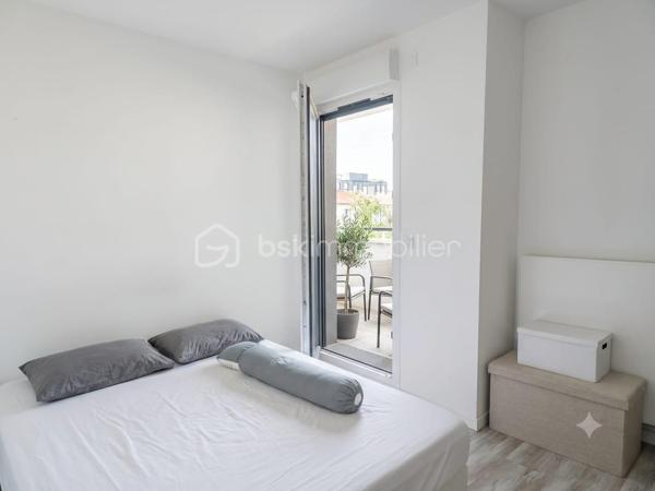 Situé dans une résidence récente de standing construite en 2020, découvrez ce magnifique appartement 4 pièces en parfait état. Alliant confort moderne, excellentes performances énergétiques et finitions de qualité, ce bien est idéal pour une vie de famille sereine.

​🏡 Un intérieur lumineux et parfaitement agencé :
-​Pièce de vie : Un agréable séjour de 30 m² baigné de lumière, avec sa cuisine ouverte moderne et entièrement équipée.
-​Espace nuit : 3 belles chambres, dont une suite parentale de 12 m² avec sa salle de bains privative, et deux chambres de 11 m².
​-Salles d'eau : Une seconde salle de bains indépendante pour optimiser le confort au quotidien.
-​WC : Séparés.

​☀️ Les extérieurs et annexes :
​-Balcons : Deux espaces extérieurs totalisant 17 m², parfaits pour vos moments de détente en plein air.
-​En sous-sol : Une cave saine et une place de stationnement privative sécurisée.

​📍 Une localisation recherchée :
Idéalement situé à Châtenay-Malabry, l'appartement bénéficie d'une proximité immédiate avec les commerces, les écoles, les espaces verts et les équipements sportifs. Accès rapide aux transports pour rejoindre Paris et les communes limitrophes.

​✨ Les plus : Résidence sous garantie décennale, faibles charges énergétiques grâce à l'isolation récente, aucun travaux à prévoir.

​Une opportunité rare sur le secteur.
Une visite s'impose !