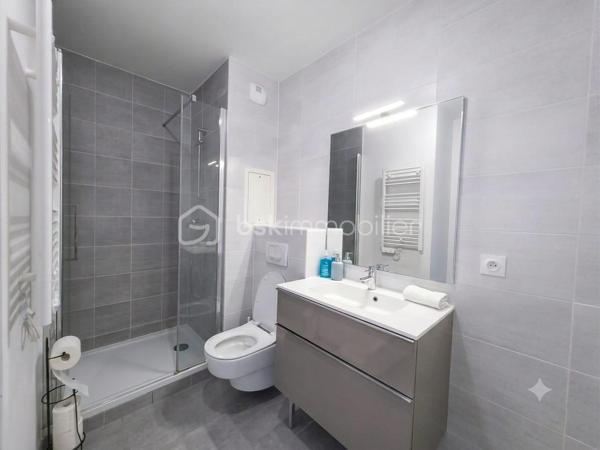 Situé dans une résidence récente de standing construite en 2020, découvrez ce magnifique appartement 4 pièces en parfait état. Alliant confort moderne, excellentes performances énergétiques et finitions de qualité, ce bien est idéal pour une vie de famille sereine.

​🏡 Un intérieur lumineux et parfaitement agencé :
-​Pièce de vie : Un agréable séjour de 30 m² baigné de lumière, avec sa cuisine ouverte moderne et entièrement équipée.
-​Espace nuit : 3 belles chambres, dont une suite parentale de 12 m² avec sa salle de bains privative, et deux chambres de 11 m².
​-Salles d'eau : Une seconde salle de bains indépendante pour optimiser le confort au quotidien.
-​WC : Séparés.

​☀️ Les extérieurs et annexes :
​-Balcons : Deux espaces extérieurs totalisant 17 m², parfaits pour vos moments de détente en plein air.
-​En sous-sol : Une cave saine et une place de stationnement privative sécurisée.

​📍 Une localisation recherchée :
Idéalement situé à Châtenay-Malabry, l'appartement bénéficie d'une proximité immédiate avec les commerces, les écoles, les espaces verts et les équipements sportifs. Accès rapide aux transports pour rejoindre Paris et les communes limitrophes.

​✨ Les plus : Résidence sous garantie décennale, faibles charges énergétiques grâce à l'isolation récente, aucun travaux à prévoir.

​Une opportunité rare sur le secteur.
Une visite s'impose !