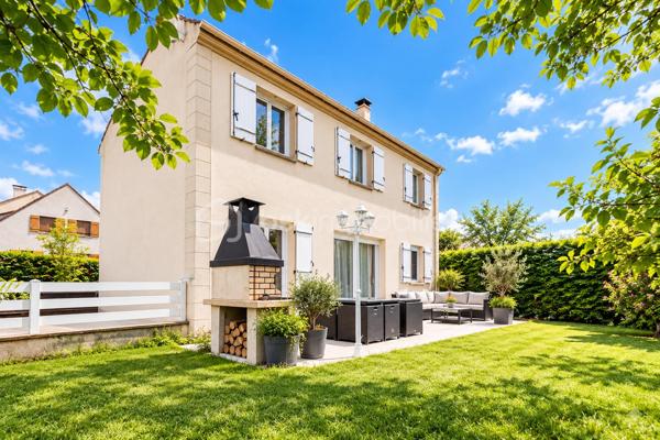 Idéalement située dans un environnement résidentiel calme et paisible, cette belle maison familiale d’environ 125 m² habitables,  édifiée sur un terrain de 460 m², offre de beaux volumes, une distribution fonctionnelle et de nombreux équipements pensés pour le confort de toute la famille.

Au rez-de-chaussée :

Une entrée accueillante avec placard dessert un agréable espace de vie composé :
* d’un lumineux salon avec cheminée encastrée fonctionnelle,
* d’une salle à manger conviviale,
* d’un bureau idéal pour le télétravail,
* d’une cuisine entièrement équipée avec îlot central et électroménager haut de gamme : lave-vaisselle Smeg, réfrigérateur américain LG, four Neff, plaque à induction avec hotte intégrée et robinet avec bouilloire intégrée,
* d’une salle d’eau moderne avec WC japonais.

À l’étage :

L’espace nuit se compose de quatre chambres confortables.

La suite parentale bénéficie d’un balcon, d’un dressing et d’une salle d’eau privative.

Trois autres chambres avec placards intégrés complètent cet étage, ainsi qu’une salle de bains avec baignoire et un WC japonais indépendant.

La maison dispose d’un sous-sol total offrant de nombreuses possibilités d’aménagement et de rangement :

* une buanderie avec point d’eau,
* une cuisine d’été,
* un vaste espace modulable selon vos envies : salle de cinéma, espace loisirs, dressing, atelier, bureau, cellier…,
* un garage permettant le stationnement de plusieurs véhicules.

Implantée sur une parcelle de 460 m², la maison profite d’un agréable jardin avec terrasse, espace barbecue et arbres fruitiers, idéal pour profiter des beaux jours en famille ou entre amis.

Une borne de recharge pour véhicule électrique est également installée dans l’allée.

Confort et équipements :

• VMC japonais
• Cheminée encastrée fonctionnelle avec système de diffusion de chaleur vers l’étage
• Cuisine entièrement équipée avec électroménager de qualité
• Nombreux rangements
• Borne de recharge pour véhicule électrique
• Sous-sol total offrant de multiples possibilités

La maison bénéficie d’un emplacement privilégié à proximité des commerces et supermarchés, à seulement quelques minutes à pied de la gare d’Épluches et de plusieurs lignes de bus.

Vous profiterez également de la proximité du parc de Maubuisson et de la Coulée verte, parfaits pour les promenades et les activités en plein air.

L’école des Bourseaux se situe à environ 900 mètres et le lycée Jean Perrin à environ 1 km.

L’accès aux principaux axes routiers, notamment la N184 et l’A15, est également rapide.

Une maison familiale généreuse, fonctionnelle et parfaitement pensée pour une vie confortable, offrant de beaux espaces de vie, quatre chambres, un sous-sol total et un agréable jardin. Un bien rare à découvrir sans tarder.