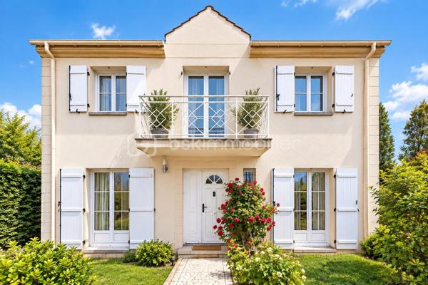 Idéalement située dans un environnement résidentiel calme et paisible, cette belle maison familiale d’environ 125 m² habitables,  édifiée sur un terrain de 460 m², offre de beaux volumes, une distribution fonctionnelle et de nombreux équipements pensés pour le confort de toute la famille.

Au rez-de-chaussée :

Une entrée accueillante avec placard dessert un agréable espace de vie composé :
* d’un lumineux salon avec cheminée encastrée fonctionnelle,
* d’une salle à manger conviviale,
* d’un bureau idéal pour le télétravail,
* d’une cuisine entièrement équipée avec îlot central et électroménager haut de gamme : lave-vaisselle Smeg, réfrigérateur américain LG, four Neff, plaque à induction avec hotte intégrée et robinet avec bouilloire intégrée,
* d’une salle d’eau moderne avec WC japonais.

À l’étage :

L’espace nuit se compose de quatre chambres confortables.

La suite parentale bénéficie d’un balcon, d’un dressing et d’une salle d’eau privative.

Trois autres chambres avec placards intégrés complètent cet étage, ainsi qu’une salle de bains avec baignoire et un WC japonais indépendant.

La maison dispose d’un sous-sol total offrant de nombreuses possibilités d’aménagement et de rangement :

* une buanderie avec point d’eau,
* une cuisine d’été,
* un vaste espace modulable selon vos envies : salle de cinéma, espace loisirs, dressing, atelier, bureau, cellier…,
* un garage permettant le stationnement de plusieurs véhicules.

Implantée sur une parcelle de 460 m², la maison profite d’un agréable jardin avec terrasse, espace barbecue et arbres fruitiers, idéal pour profiter des beaux jours en famille ou entre amis.

Une borne de recharge pour véhicule électrique est également installée dans l’allée.

Confort et équipements :

• VMC japonais
• Cheminée encastrée fonctionnelle avec système de diffusion de chaleur vers l’étage
• Cuisine entièrement équipée avec électroménager de qualité
• Nombreux rangements
• Borne de recharge pour véhicule électrique
• Sous-sol total offrant de multiples possibilités

La maison bénéficie d’un emplacement privilégié à proximité des commerces et supermarchés, à seulement quelques minutes à pied de la gare d’Épluches et de plusieurs lignes de bus.

Vous profiterez également de la proximité du parc de Maubuisson et de la Coulée verte, parfaits pour les promenades et les activités en plein air.

L’école des Bourseaux se situe à environ 900 mètres et le lycée Jean Perrin à environ 1 km.

L’accès aux principaux axes routiers, notamment la N184 et l’A15, est également rapide.

Une maison familiale généreuse, fonctionnelle et parfaitement pensée pour une vie confortable, offrant de beaux espaces de vie, quatre chambres, un sous-sol total et un agréable jardin. Un bien rare à découvrir sans tarder.