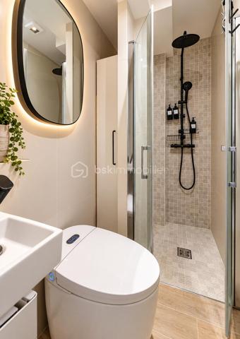 Idéalement située dans un environnement résidentiel calme et paisible, cette belle maison familiale d’environ 125 m² habitables,  édifiée sur un terrain de 460 m², offre de beaux volumes, une distribution fonctionnelle et de nombreux équipements pensés pour le confort de toute la famille.

Au rez-de-chaussée :

Une entrée accueillante avec placard dessert un agréable espace de vie composé :
* d’un lumineux salon avec cheminée encastrée fonctionnelle,
* d’une salle à manger conviviale,
* d’un bureau idéal pour le télétravail,
* d’une cuisine entièrement équipée avec îlot central et électroménager haut de gamme : lave-vaisselle Smeg, réfrigérateur américain LG, four Neff, plaque à induction avec hotte intégrée et robinet avec bouilloire intégrée,
* d’une salle d’eau moderne avec WC japonais.

À l’étage :

L’espace nuit se compose de quatre chambres confortables.

La suite parentale bénéficie d’un balcon, d’un dressing et d’une salle d’eau privative.

Trois autres chambres avec placards intégrés complètent cet étage, ainsi qu’une salle de bains avec baignoire et un WC japonais indépendant.

La maison dispose d’un sous-sol total offrant de nombreuses possibilités d’aménagement et de rangement :

* une buanderie avec point d’eau,
* une cuisine d’été,
* un vaste espace modulable selon vos envies : salle de cinéma, espace loisirs, dressing, atelier, bureau, cellier…,
* un garage permettant le stationnement de plusieurs véhicules.

Implantée sur une parcelle de 460 m², la maison profite d’un agréable jardin avec terrasse, espace barbecue et arbres fruitiers, idéal pour profiter des beaux jours en famille ou entre amis.

Une borne de recharge pour véhicule électrique est également installée dans l’allée.

Confort et équipements :

• VMC japonais
• Cheminée encastrée fonctionnelle avec système de diffusion de chaleur vers l’étage
• Cuisine entièrement équipée avec électroménager de qualité
• Nombreux rangements
• Borne de recharge pour véhicule électrique
• Sous-sol total offrant de multiples possibilités

La maison bénéficie d’un emplacement privilégié à proximité des commerces et supermarchés, à seulement quelques minutes à pied de la gare d’Épluches et de plusieurs lignes de bus.

Vous profiterez également de la proximité du parc de Maubuisson et de la Coulée verte, parfaits pour les promenades et les activités en plein air.

L’école des Bourseaux se situe à environ 900 mètres et le lycée Jean Perrin à environ 1 km.

L’accès aux principaux axes routiers, notamment la N184 et l’A15, est également rapide.

Une maison familiale généreuse, fonctionnelle et parfaitement pensée pour une vie confortable, offrant de beaux espaces de vie, quatre chambres, un sous-sol total et un agréable jardin. Un bien rare à découvrir sans tarder.