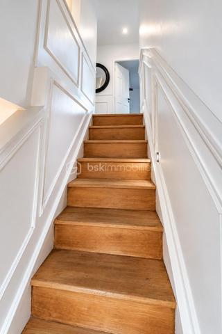 Idéalement située dans un environnement résidentiel calme et paisible, cette belle maison familiale d’environ 125 m² habitables,  édifiée sur un terrain de 460 m², offre de beaux volumes, une distribution fonctionnelle et de nombreux équipements pensés pour le confort de toute la famille.

Au rez-de-chaussée :

Une entrée accueillante avec placard dessert un agréable espace de vie composé :
* d’un lumineux salon avec cheminée encastrée fonctionnelle,
* d’une salle à manger conviviale,
* d’un bureau idéal pour le télétravail,
* d’une cuisine entièrement équipée avec îlot central et électroménager haut de gamme : lave-vaisselle Smeg, réfrigérateur américain LG, four Neff, plaque à induction avec hotte intégrée et robinet avec bouilloire intégrée,
* d’une salle d’eau moderne avec WC japonais.

À l’étage :

L’espace nuit se compose de quatre chambres confortables.

La suite parentale bénéficie d’un balcon, d’un dressing et d’une salle d’eau privative.

Trois autres chambres avec placards intégrés complètent cet étage, ainsi qu’une salle de bains avec baignoire et un WC japonais indépendant.

La maison dispose d’un sous-sol total offrant de nombreuses possibilités d’aménagement et de rangement :

* une buanderie avec point d’eau,
* une cuisine d’été,
* un vaste espace modulable selon vos envies : salle de cinéma, espace loisirs, dressing, atelier, bureau, cellier…,
* un garage permettant le stationnement de plusieurs véhicules.

Implantée sur une parcelle de 460 m², la maison profite d’un agréable jardin avec terrasse, espace barbecue et arbres fruitiers, idéal pour profiter des beaux jours en famille ou entre amis.

Une borne de recharge pour véhicule électrique est également installée dans l’allée.

Confort et équipements :

• VMC japonais
• Cheminée encastrée fonctionnelle avec système de diffusion de chaleur vers l’étage
• Cuisine entièrement équipée avec électroménager de qualité
• Nombreux rangements
• Borne de recharge pour véhicule électrique
• Sous-sol total offrant de multiples possibilités

La maison bénéficie d’un emplacement privilégié à proximité des commerces et supermarchés, à seulement quelques minutes à pied de la gare d’Épluches et de plusieurs lignes de bus.

Vous profiterez également de la proximité du parc de Maubuisson et de la Coulée verte, parfaits pour les promenades et les activités en plein air.

L’école des Bourseaux se situe à environ 900 mètres et le lycée Jean Perrin à environ 1 km.

L’accès aux principaux axes routiers, notamment la N184 et l’A15, est également rapide.

Une maison familiale généreuse, fonctionnelle et parfaitement pensée pour une vie confortable, offrant de beaux espaces de vie, quatre chambres, un sous-sol total et un agréable jardin. Un bien rare à découvrir sans tarder.