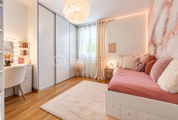 Idéalement située dans un environnement résidentiel calme et paisible, cette belle maison familiale d’environ 125 m² habitables,  édifiée sur un terrain de 460 m², offre de beaux volumes, une distribution fonctionnelle et de nombreux équipements pensés pour le confort de toute la famille.

Au rez-de-chaussée :

Une entrée accueillante avec placard dessert un agréable espace de vie composé :
* d’un lumineux salon avec cheminée encastrée fonctionnelle,
* d’une salle à manger conviviale,
* d’un bureau idéal pour le télétravail,
* d’une cuisine entièrement équipée avec îlot central et électroménager haut de gamme : lave-vaisselle Smeg, réfrigérateur américain LG, four Neff, plaque à induction avec hotte intégrée et robinet avec bouilloire intégrée,
* d’une salle d’eau moderne avec WC japonais.

À l’étage :

L’espace nuit se compose de quatre chambres confortables.

La suite parentale bénéficie d’un balcon, d’un dressing et d’une salle d’eau privative.

Trois autres chambres avec placards intégrés complètent cet étage, ainsi qu’une salle de bains avec baignoire et un WC japonais indépendant.

La maison dispose d’un sous-sol total offrant de nombreuses possibilités d’aménagement et de rangement :

* une buanderie avec point d’eau,
* une cuisine d’été,
* un vaste espace modulable selon vos envies : salle de cinéma, espace loisirs, dressing, atelier, bureau, cellier…,
* un garage permettant le stationnement de plusieurs véhicules.

Implantée sur une parcelle de 460 m², la maison profite d’un agréable jardin avec terrasse, espace barbecue et arbres fruitiers, idéal pour profiter des beaux jours en famille ou entre amis.

Une borne de recharge pour véhicule électrique est également installée dans l’allée.

Confort et équipements :

• VMC japonais
• Cheminée encastrée fonctionnelle avec système de diffusion de chaleur vers l’étage
• Cuisine entièrement équipée avec électroménager de qualité
• Nombreux rangements
• Borne de recharge pour véhicule électrique
• Sous-sol total offrant de multiples possibilités

La maison bénéficie d’un emplacement privilégié à proximité des commerces et supermarchés, à seulement quelques minutes à pied de la gare d’Épluches et de plusieurs lignes de bus.

Vous profiterez également de la proximité du parc de Maubuisson et de la Coulée verte, parfaits pour les promenades et les activités en plein air.

L’école des Bourseaux se situe à environ 900 mètres et le lycée Jean Perrin à environ 1 km.

L’accès aux principaux axes routiers, notamment la N184 et l’A15, est également rapide.

Une maison familiale généreuse, fonctionnelle et parfaitement pensée pour une vie confortable, offrant de beaux espaces de vie, quatre chambres, un sous-sol total et un agréable jardin. Un bien rare à découvrir sans tarder.