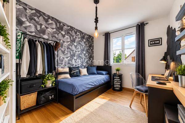 Idéalement située dans un environnement résidentiel calme et paisible, cette belle maison familiale d’environ 125 m² habitables,  édifiée sur un terrain de 460 m², offre de beaux volumes, une distribution fonctionnelle et de nombreux équipements pensés pour le confort de toute la famille.

Au rez-de-chaussée :

Une entrée accueillante avec placard dessert un agréable espace de vie composé :
* d’un lumineux salon avec cheminée encastrée fonctionnelle,
* d’une salle à manger conviviale,
* d’un bureau idéal pour le télétravail,
* d’une cuisine entièrement équipée avec îlot central et électroménager haut de gamme : lave-vaisselle Smeg, réfrigérateur américain LG, four Neff, plaque à induction avec hotte intégrée et robinet avec bouilloire intégrée,
* d’une salle d’eau moderne avec WC japonais.

À l’étage :

L’espace nuit se compose de quatre chambres confortables.

La suite parentale bénéficie d’un balcon, d’un dressing et d’une salle d’eau privative.

Trois autres chambres avec placards intégrés complètent cet étage, ainsi qu’une salle de bains avec baignoire et un WC japonais indépendant.

La maison dispose d’un sous-sol total offrant de nombreuses possibilités d’aménagement et de rangement :

* une buanderie avec point d’eau,
* une cuisine d’été,
* un vaste espace modulable selon vos envies : salle de cinéma, espace loisirs, dressing, atelier, bureau, cellier…,
* un garage permettant le stationnement de plusieurs véhicules.

Implantée sur une parcelle de 460 m², la maison profite d’un agréable jardin avec terrasse, espace barbecue et arbres fruitiers, idéal pour profiter des beaux jours en famille ou entre amis.

Une borne de recharge pour véhicule électrique est également installée dans l’allée.

Confort et équipements :

• VMC japonais
• Cheminée encastrée fonctionnelle avec système de diffusion de chaleur vers l’étage
• Cuisine entièrement équipée avec électroménager de qualité
• Nombreux rangements
• Borne de recharge pour véhicule électrique
• Sous-sol total offrant de multiples possibilités

La maison bénéficie d’un emplacement privilégié à proximité des commerces et supermarchés, à seulement quelques minutes à pied de la gare d’Épluches et de plusieurs lignes de bus.

Vous profiterez également de la proximité du parc de Maubuisson et de la Coulée verte, parfaits pour les promenades et les activités en plein air.

L’école des Bourseaux se situe à environ 900 mètres et le lycée Jean Perrin à environ 1 km.

L’accès aux principaux axes routiers, notamment la N184 et l’A15, est également rapide.

Une maison familiale généreuse, fonctionnelle et parfaitement pensée pour une vie confortable, offrant de beaux espaces de vie, quatre chambres, un sous-sol total et un agréable jardin. Un bien rare à découvrir sans tarder.