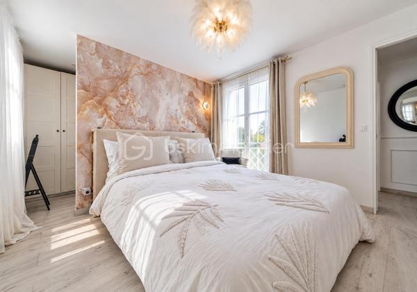 Idéalement située dans un environnement résidentiel calme et paisible, cette belle maison familiale d’environ 125 m² habitables,  édifiée sur un terrain de 460 m², offre de beaux volumes, une distribution fonctionnelle et de nombreux équipements pensés pour le confort de toute la famille.

Au rez-de-chaussée :

Une entrée accueillante avec placard dessert un agréable espace de vie composé :
* d’un lumineux salon avec cheminée encastrée fonctionnelle,
* d’une salle à manger conviviale,
* d’un bureau idéal pour le télétravail,
* d’une cuisine entièrement équipée avec îlot central et électroménager haut de gamme : lave-vaisselle Smeg, réfrigérateur américain LG, four Neff, plaque à induction avec hotte intégrée et robinet avec bouilloire intégrée,
* d’une salle d’eau moderne avec WC japonais.

À l’étage :

L’espace nuit se compose de quatre chambres confortables.

La suite parentale bénéficie d’un balcon, d’un dressing et d’une salle d’eau privative.

Trois autres chambres avec placards intégrés complètent cet étage, ainsi qu’une salle de bains avec baignoire et un WC japonais indépendant.

La maison dispose d’un sous-sol total offrant de nombreuses possibilités d’aménagement et de rangement :

* une buanderie avec point d’eau,
* une cuisine d’été,
* un vaste espace modulable selon vos envies : salle de cinéma, espace loisirs, dressing, atelier, bureau, cellier…,
* un garage permettant le stationnement de plusieurs véhicules.

Implantée sur une parcelle de 460 m², la maison profite d’un agréable jardin avec terrasse, espace barbecue et arbres fruitiers, idéal pour profiter des beaux jours en famille ou entre amis.

Une borne de recharge pour véhicule électrique est également installée dans l’allée.

Confort et équipements :

• VMC japonais
• Cheminée encastrée fonctionnelle avec système de diffusion de chaleur vers l’étage
• Cuisine entièrement équipée avec électroménager de qualité
• Nombreux rangements
• Borne de recharge pour véhicule électrique
• Sous-sol total offrant de multiples possibilités

La maison bénéficie d’un emplacement privilégié à proximité des commerces et supermarchés, à seulement quelques minutes à pied de la gare d’Épluches et de plusieurs lignes de bus.

Vous profiterez également de la proximité du parc de Maubuisson et de la Coulée verte, parfaits pour les promenades et les activités en plein air.

L’école des Bourseaux se situe à environ 900 mètres et le lycée Jean Perrin à environ 1 km.

L’accès aux principaux axes routiers, notamment la N184 et l’A15, est également rapide.

Une maison familiale généreuse, fonctionnelle et parfaitement pensée pour une vie confortable, offrant de beaux espaces de vie, quatre chambres, un sous-sol total et un agréable jardin. Un bien rare à découvrir sans tarder.