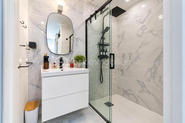 Idéalement située dans un environnement résidentiel calme et paisible, cette belle maison familiale d’environ 125 m² habitables,  édifiée sur un terrain de 460 m², offre de beaux volumes, une distribution fonctionnelle et de nombreux équipements pensés pour le confort de toute la famille.

Au rez-de-chaussée :

Une entrée accueillante avec placard dessert un agréable espace de vie composé :
* d’un lumineux salon avec cheminée encastrée fonctionnelle,
* d’une salle à manger conviviale,
* d’un bureau idéal pour le télétravail,
* d’une cuisine entièrement équipée avec îlot central et électroménager haut de gamme : lave-vaisselle Smeg, réfrigérateur américain LG, four Neff, plaque à induction avec hotte intégrée et robinet avec bouilloire intégrée,
* d’une salle d’eau moderne avec WC japonais.

À l’étage :

L’espace nuit se compose de quatre chambres confortables.

La suite parentale bénéficie d’un balcon, d’un dressing et d’une salle d’eau privative.

Trois autres chambres avec placards intégrés complètent cet étage, ainsi qu’une salle de bains avec baignoire et un WC japonais indépendant.

La maison dispose d’un sous-sol total offrant de nombreuses possibilités d’aménagement et de rangement :

* une buanderie avec point d’eau,
* une cuisine d’été,
* un vaste espace modulable selon vos envies : salle de cinéma, espace loisirs, dressing, atelier, bureau, cellier…,
* un garage permettant le stationnement de plusieurs véhicules.

Implantée sur une parcelle de 460 m², la maison profite d’un agréable jardin avec terrasse, espace barbecue et arbres fruitiers, idéal pour profiter des beaux jours en famille ou entre amis.

Une borne de recharge pour véhicule électrique est également installée dans l’allée.

Confort et équipements :

• VMC japonais
• Cheminée encastrée fonctionnelle avec système de diffusion de chaleur vers l’étage
• Cuisine entièrement équipée avec électroménager de qualité
• Nombreux rangements
• Borne de recharge pour véhicule électrique
• Sous-sol total offrant de multiples possibilités

La maison bénéficie d’un emplacement privilégié à proximité des commerces et supermarchés, à seulement quelques minutes à pied de la gare d’Épluches et de plusieurs lignes de bus.

Vous profiterez également de la proximité du parc de Maubuisson et de la Coulée verte, parfaits pour les promenades et les activités en plein air.

L’école des Bourseaux se situe à environ 900 mètres et le lycée Jean Perrin à environ 1 km.

L’accès aux principaux axes routiers, notamment la N184 et l’A15, est également rapide.

Une maison familiale généreuse, fonctionnelle et parfaitement pensée pour une vie confortable, offrant de beaux espaces de vie, quatre chambres, un sous-sol total et un agréable jardin. Un bien rare à découvrir sans tarder.
