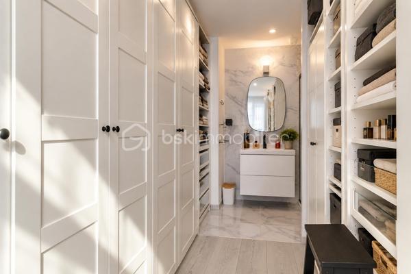 Idéalement située dans un environnement résidentiel calme et paisible, cette belle maison familiale d’environ 125 m² habitables,  édifiée sur un terrain de 460 m², offre de beaux volumes, une distribution fonctionnelle et de nombreux équipements pensés pour le confort de toute la famille.

Au rez-de-chaussée :

Une entrée accueillante avec placard dessert un agréable espace de vie composé :
* d’un lumineux salon avec cheminée encastrée fonctionnelle,
* d’une salle à manger conviviale,
* d’un bureau idéal pour le télétravail,
* d’une cuisine entièrement équipée avec îlot central et électroménager haut de gamme : lave-vaisselle Smeg, réfrigérateur américain LG, four Neff, plaque à induction avec hotte intégrée et robinet avec bouilloire intégrée,
* d’une salle d’eau moderne avec WC japonais.

À l’étage :

L’espace nuit se compose de quatre chambres confortables.

La suite parentale bénéficie d’un balcon, d’un dressing et d’une salle d’eau privative.

Trois autres chambres avec placards intégrés complètent cet étage, ainsi qu’une salle de bains avec baignoire et un WC japonais indépendant.

La maison dispose d’un sous-sol total offrant de nombreuses possibilités d’aménagement et de rangement :

* une buanderie avec point d’eau,
* une cuisine d’été,
* un vaste espace modulable selon vos envies : salle de cinéma, espace loisirs, dressing, atelier, bureau, cellier…,
* un garage permettant le stationnement de plusieurs véhicules.

Implantée sur une parcelle de 460 m², la maison profite d’un agréable jardin avec terrasse, espace barbecue et arbres fruitiers, idéal pour profiter des beaux jours en famille ou entre amis.

Une borne de recharge pour véhicule électrique est également installée dans l’allée.

Confort et équipements :

• VMC japonais
• Cheminée encastrée fonctionnelle avec système de diffusion de chaleur vers l’étage
• Cuisine entièrement équipée avec électroménager de qualité
• Nombreux rangements
• Borne de recharge pour véhicule électrique
• Sous-sol total offrant de multiples possibilités

La maison bénéficie d’un emplacement privilégié à proximité des commerces et supermarchés, à seulement quelques minutes à pied de la gare d’Épluches et de plusieurs lignes de bus.

Vous profiterez également de la proximité du parc de Maubuisson et de la Coulée verte, parfaits pour les promenades et les activités en plein air.

L’école des Bourseaux se situe à environ 900 mètres et le lycée Jean Perrin à environ 1 km.

L’accès aux principaux axes routiers, notamment la N184 et l’A15, est également rapide.

Une maison familiale généreuse, fonctionnelle et parfaitement pensée pour une vie confortable, offrant de beaux espaces de vie, quatre chambres, un sous-sol total et un agréable jardin. Un bien rare à découvrir sans tarder.