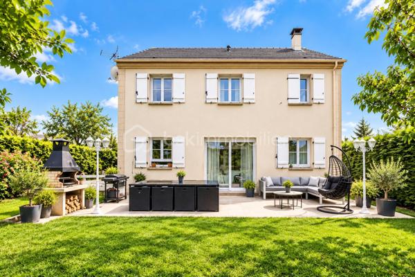 Idéalement située dans un environnement résidentiel calme et paisible, cette belle maison familiale d’environ 125 m² habitables,  édifiée sur un terrain de 460 m², offre de beaux volumes, une distribution fonctionnelle et de nombreux équipements pensés pour le confort de toute la famille.

Au rez-de-chaussée :

Une entrée accueillante avec placard dessert un agréable espace de vie composé :
* d’un lumineux salon avec cheminée encastrée fonctionnelle,
* d’une salle à manger conviviale,
* d’un bureau idéal pour le télétravail,
* d’une cuisine entièrement équipée avec îlot central et électroménager haut de gamme : lave-vaisselle Smeg, réfrigérateur américain LG, four Neff, plaque à induction avec hotte intégrée et robinet avec bouilloire intégrée,
* d’une salle d’eau moderne avec WC japonais.

À l’étage :

L’espace nuit se compose de quatre chambres confortables.

La suite parentale bénéficie d’un balcon, d’un dressing et d’une salle d’eau privative.

Trois autres chambres avec placards intégrés complètent cet étage, ainsi qu’une salle de bains avec baignoire et un WC japonais indépendant.

La maison dispose d’un sous-sol total offrant de nombreuses possibilités d’aménagement et de rangement :

* une buanderie avec point d’eau,
* une cuisine d’été,
* un vaste espace modulable selon vos envies : salle de cinéma, espace loisirs, dressing, atelier, bureau, cellier…,
* un garage permettant le stationnement de plusieurs véhicules.

Implantée sur une parcelle de 460 m², la maison profite d’un agréable jardin avec terrasse, espace barbecue et arbres fruitiers, idéal pour profiter des beaux jours en famille ou entre amis.

Une borne de recharge pour véhicule électrique est également installée dans l’allée.

Confort et équipements :

• VMC japonais
• Cheminée encastrée fonctionnelle avec système de diffusion de chaleur vers l’étage
• Cuisine entièrement équipée avec électroménager de qualité
• Nombreux rangements
• Borne de recharge pour véhicule électrique
• Sous-sol total offrant de multiples possibilités

La maison bénéficie d’un emplacement privilégié à proximité des commerces et supermarchés, à seulement quelques minutes à pied de la gare d’Épluches et de plusieurs lignes de bus.

Vous profiterez également de la proximité du parc de Maubuisson et de la Coulée verte, parfaits pour les promenades et les activités en plein air.

L’école des Bourseaux se situe à environ 900 mètres et le lycée Jean Perrin à environ 1 km.

L’accès aux principaux axes routiers, notamment la N184 et l’A15, est également rapide.

Une maison familiale généreuse, fonctionnelle et parfaitement pensée pour une vie confortable, offrant de beaux espaces de vie, quatre chambres, un sous-sol total et un agréable jardin. Un bien rare à découvrir sans tarder.